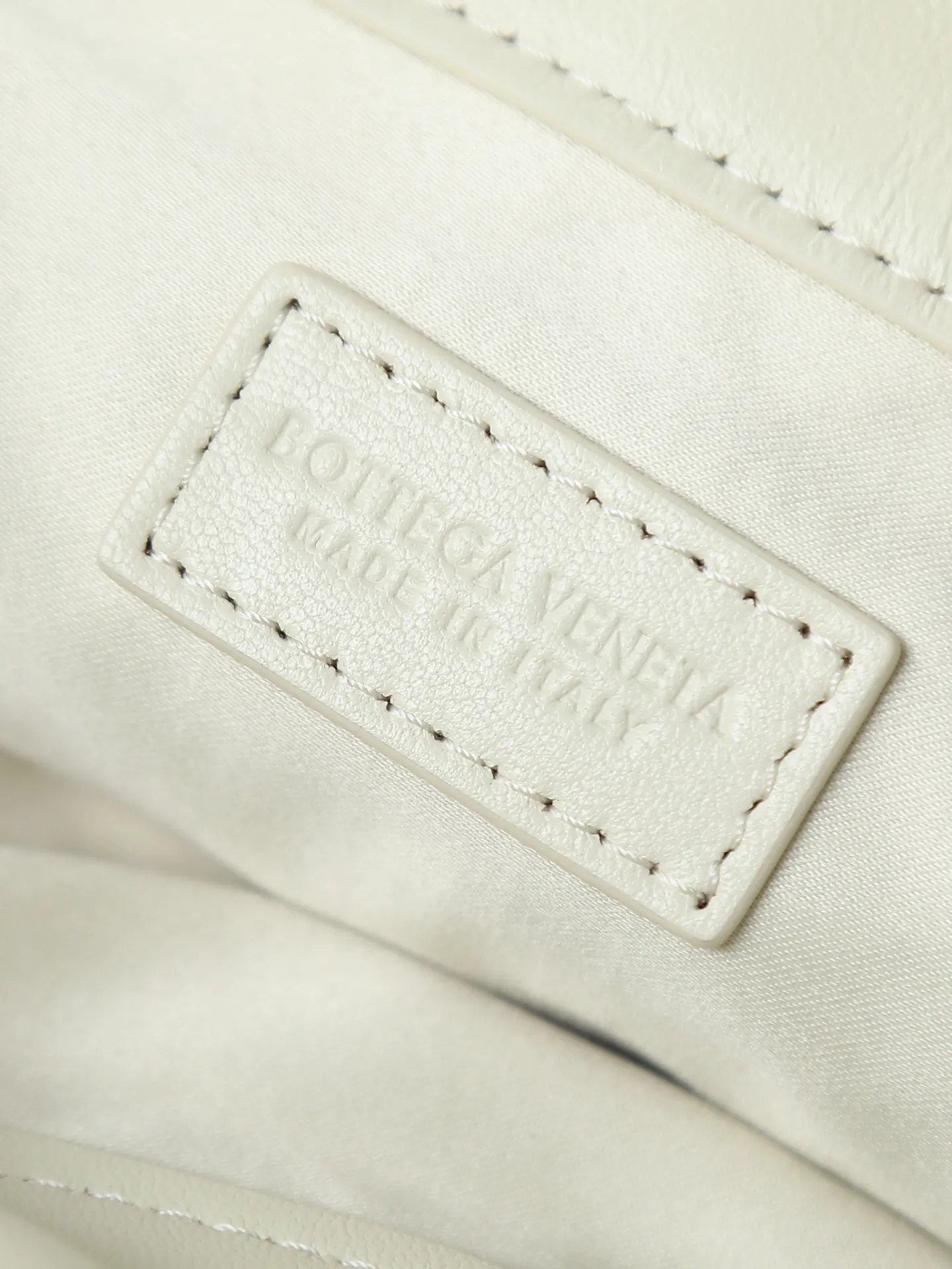 p1600. BOTTEGA VENETA 2025 new women's Dustbag Notte clutch. Dustbag, which has been very popular since its launch, has a chain clause! ! The hand-carrying method is reminiscent of the classic bag type Pouch , light and elegant, the retained drawstring design can be used as a bag, and the chain is longer, which is very suitable for sisters who like to carry their hands cross-body with their hands free. No matter which way you carry it, you can change the way you carry it according to the occasion and your mood of the day, which can make the overall outfit more fashionable🪄🪄The body of the bag has also been widened. It is the rainy season and the weather is hot, so it can easily accommodate small umbrellas and water bottles. The interior is made of nylon, which is light and comfortable to carry, and is very suitable for summer use. Style number: 839394 Size: 33*19*8cm